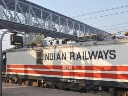 INDIAN RAILWAYS WILL INSTALL ROOFTOP SOLAR PANELS ON 250 TRAINS